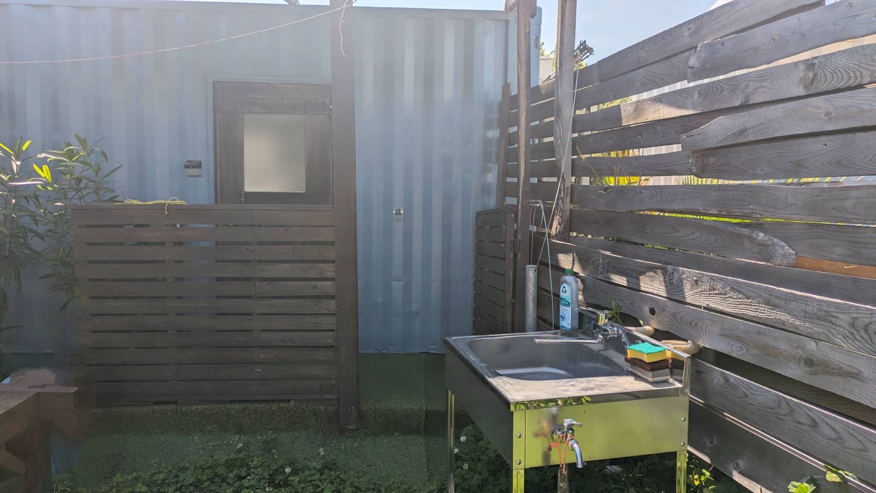 コテージ入口と炊事場